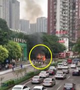 货车路边发生自燃  车身被大火包围