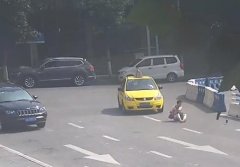 行人横过道路时 被出租车撞飞