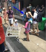“娘娘”蔡少芬与家人现身重庆街头 穿着拖鞋很接地气
