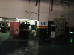 车库变成烧烤摊仓库 堆满杂乱的餐饮用具