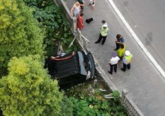 越野车撞断护栏 车头朝下栽在沟里