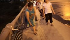 市民在大桥上栓吊床纳凉 网友：用生命消暑？
