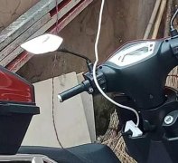 做法欠妥！居民从家中拉电线到楼底给电瓶车充电