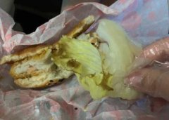 食客点外卖要了个汉堡 里面夹的生菜竟是烂的