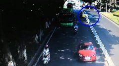 出租车行驶路上突发故障  撞上隔离护栏