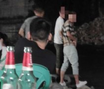 众男子河边随意小便 毫不顾忌旁人感受