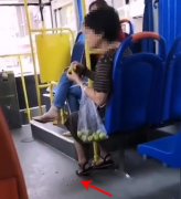 大妈公交车上乱扔果皮 网友：不怕踩到果皮滑倒吗？