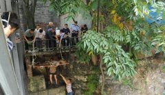 钓鱼者不慎摔下河边一夜未归  次日早上才被众人发现将其救起