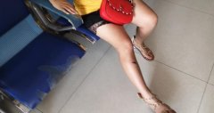 女子不慎掉进窨井内双腿被卡伤 幸遇路人及时将其救出