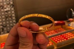 顾客在珠宝店买了金手镯 孩子带了一次就断裂了