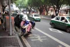 公交站台被私家车电瓶车占位 乘客在马路上下车