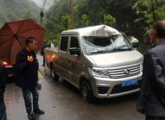 落石砸中面包车 挡风玻璃被砸出大窟窿