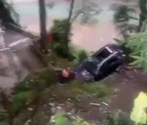 越野车失控撞向路边车辆后 一同坠落悬崖