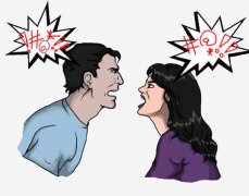 小伙爱宅在家里玩游戏 还嫌女友和他不是一路人