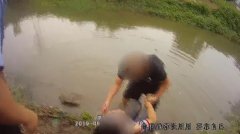 醉酒女子欲跳河轻生 河中不断挣扎拒绝救援