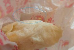 食客买了一份鸡肉卷 打开发现里面有头发