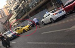 外卖小哥的摩托被出租车撞倒 箱子里的餐点掉了出来