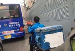 外卖小哥单手骑摩托打电话 未佩戴头盔还抽烟