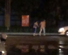 醉酒男子街头裸奔 网友直呼不忍直视