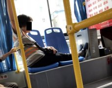老太公交车上占两座 还把腿搭在座椅上