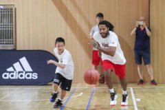NBA巨星中国行接地气 罗斯现身重庆还观看大爷大妈打麻将