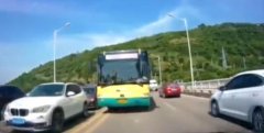 公交车逆行超车 被民警逮个正着