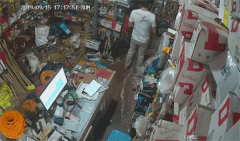 男子店内以买东西为由 趁机盗走手机
