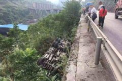 重型罐车侧翻冲出护栏 仰面朝天“躺”在公路堡坎下