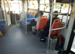 大爷赤脚搭在公交车座椅上 乘客觉得这样的做法实在不妥