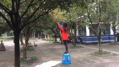 女子搭着凳子摘桂花 网友：八月桂花还飘香吗？