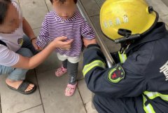 女童把手伸进坐凳的夹缝里被卡 手臂涨得通红
