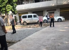 老太为自家方便 私自搬石头搭建停车位