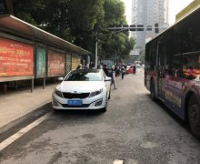 私家车占用公交专用位 乘客上下车很麻烦