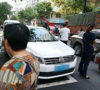 男孩偷单车被大妈抓到 当众被扇了一耳光
