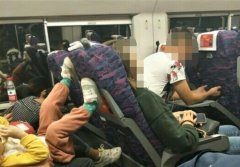 熊孩子车厢里大声喧哗 还把脚搭在座椅上
