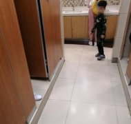 小男孩被妈妈带入女厕 场面十分尴尬