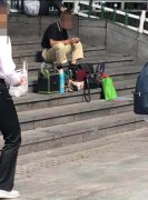广场舞噪音高达80分贝 严重影响到楼上办公人员