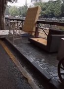 床垫柜子等家具被丢弃在人行道上 影响路人正常通行