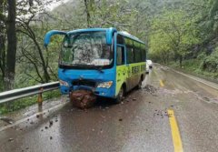 山体滑坡落石砸中客车 前保险杠砸出一个大洞