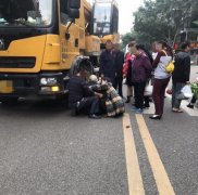 吊车未固定好挂钩 行驶中发生摇摆打伤行人