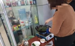 商家在商场内炒菜做饭 油烟四处飘散过往行人掩鼻通过