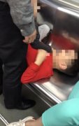 熊孩子车厢内打闹占3座 旁边的家长置之不理