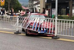 轿车撞向道路隔离栏 隔离栏断裂直插驾驶室