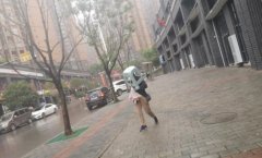 厉害了！大妈用塑胶凳子顶头上遮雨
