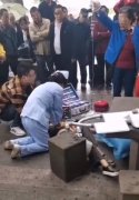男子突发疾病倒地 旁边的大爷淡定打牌