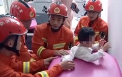 幼童身体被卡美容床孔洞里 无法动弹大声哭泣