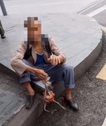 大爷手提白鹤肉叫卖 声称能治疾病