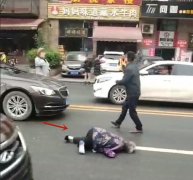 老太横穿马路被撞 面部朝下倒地不起