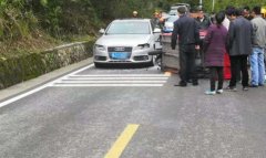小车与三轮车相撞致三轮车侧翻 玻璃碎渣散落一地