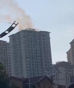 居民楼顶层住户家里失火 滚滚浓烟直往上窜